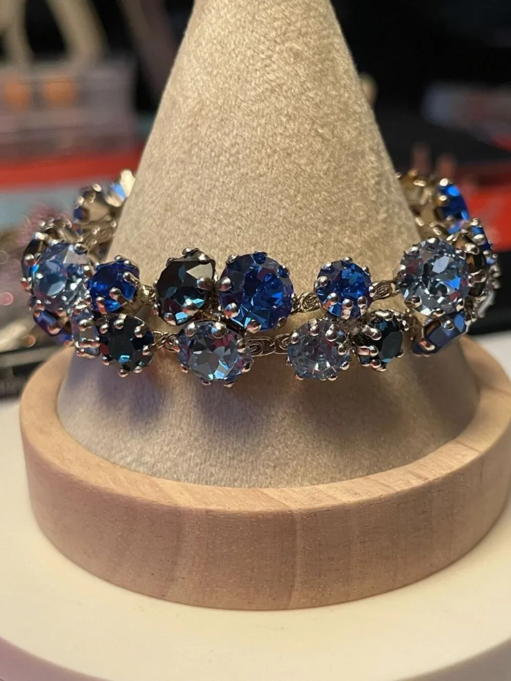 Vintage Prong-Set Blue Glass Stone Bracelet 1940s Style Unsigned Hattie Carnegie